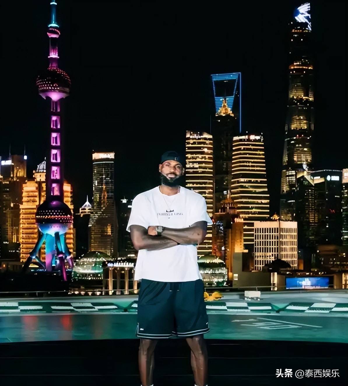给爷整笑了，曼奇尼假意亲吻布鲁马多，将布鲁马多逗笑